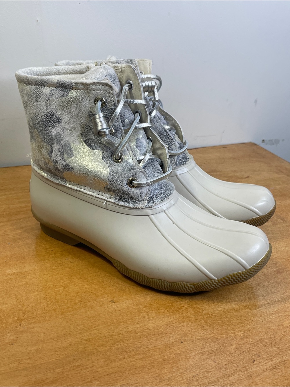 Sperry Off-White and Silver Duck-Style Ankle Boots. Size 7